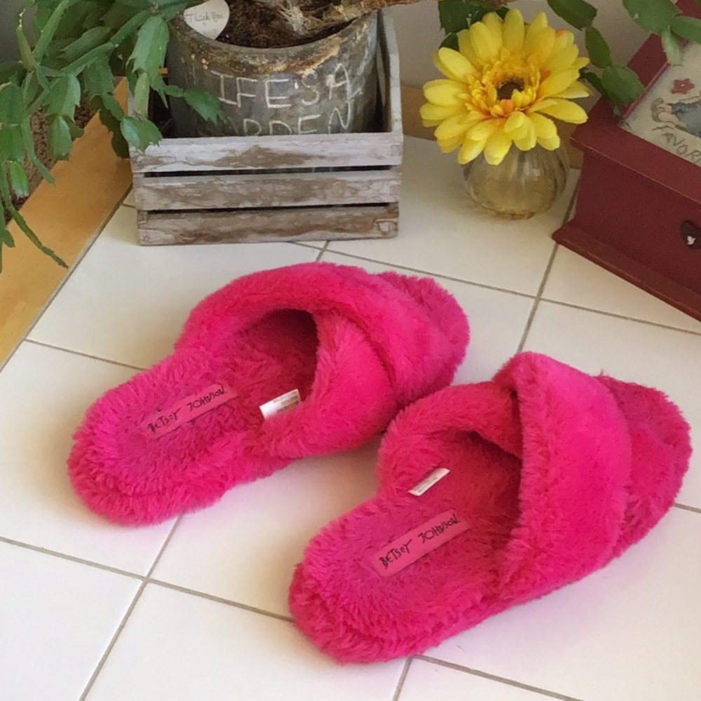 ‘Betsey Johnson’ Fluffy Pink Slippers